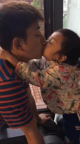 吻脖子视频,一吻定情，深情演绎浪漫脖子之吻