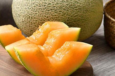 宝宝吃哈密瓜嘴唇黑紫色,宝宝吃哈密瓜嘴唇变黑紫之谜揭晓