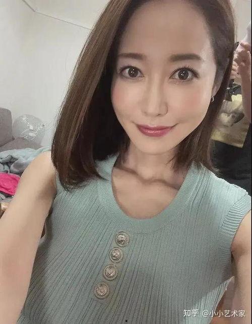 篠田优视频,魅力四溢的日本女神，视频中的惊艳瞬间