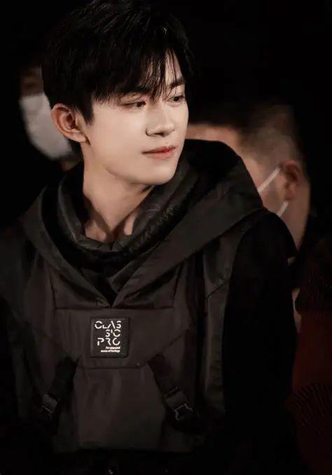 吃瓜爆料杨洋与易烊千玺,娱乐圈的神秘瓜田，揭秘两位当红小生的幕后故事