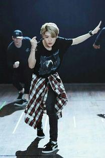 鹿晗街舞视频,动感舞步演绎青春活力