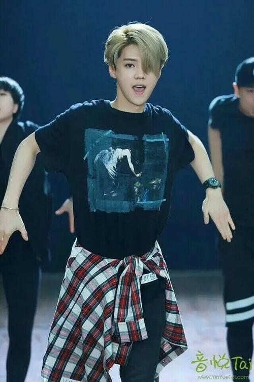 鹿晗街舞视频,动感舞步演绎青春活力