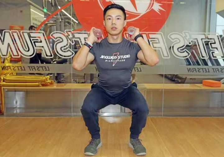 深蹲跳的标准动作视频,高效燃脂塑形运动技巧