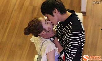 学生亲吻视频,学生亲吻视频引发热议